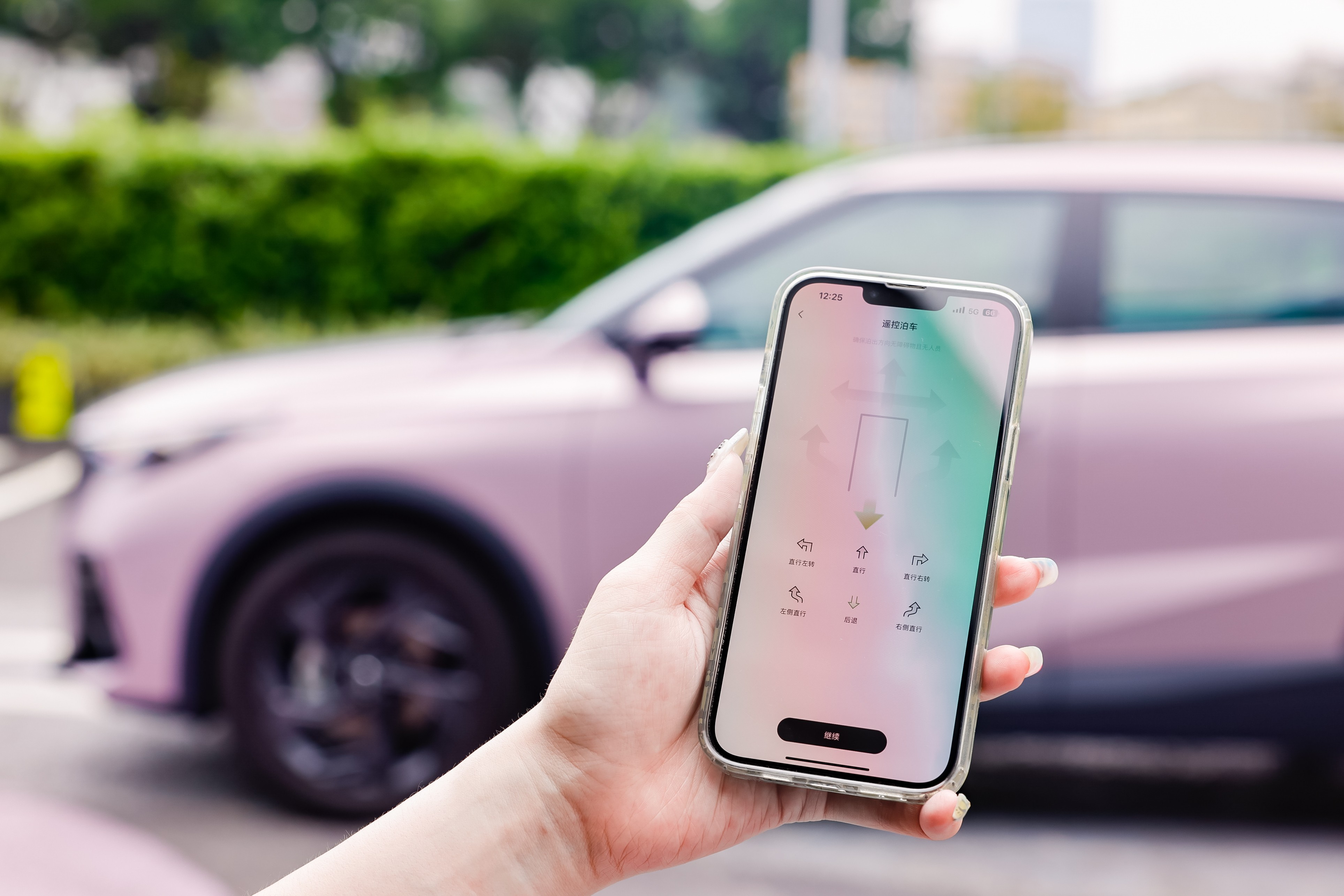 1739776023566393.jpg _遥控泊车(在手机操作).jpg